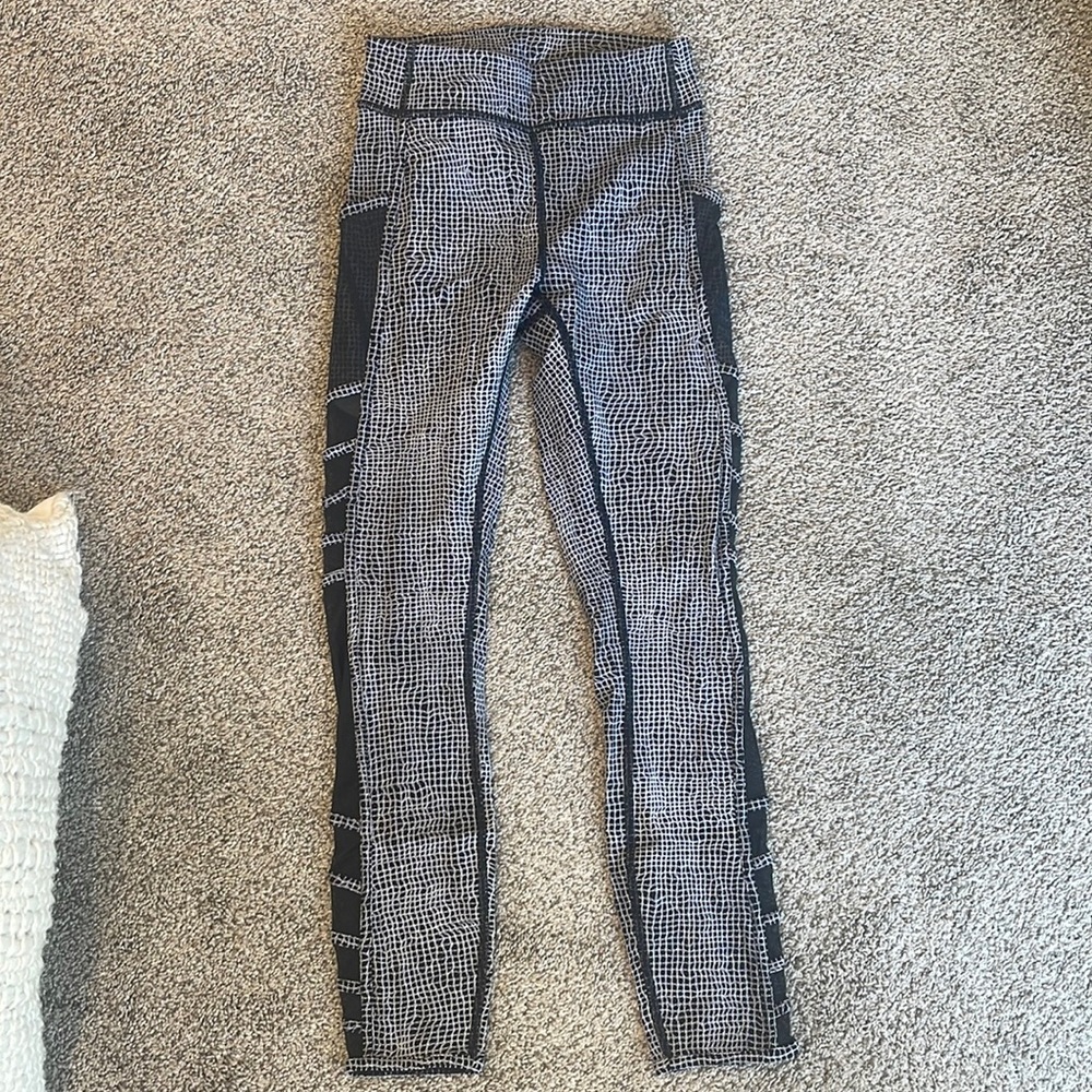 Lululemon leggings with mesh sides and pockets